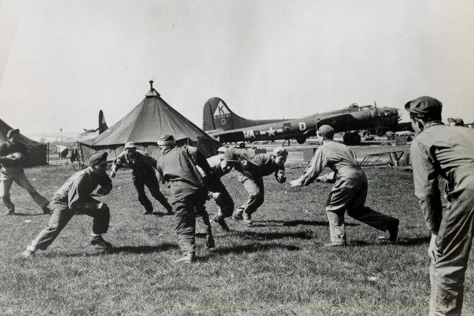 b17 triangle k football game042 8x12