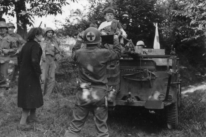 medevac of french kid in jeep 4x6